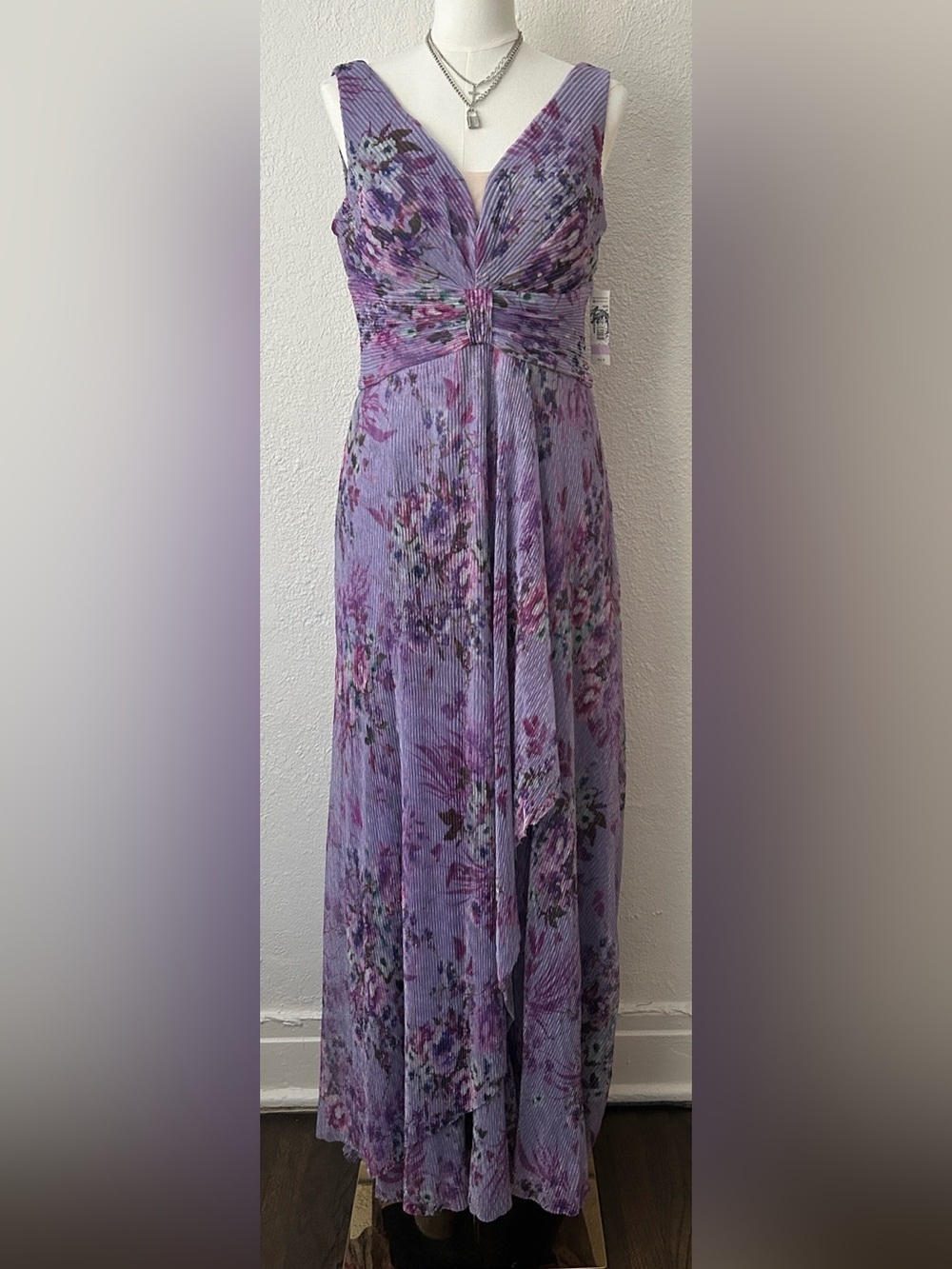 R & M Richards Size 6 Crinkle Pleated V-Neck Floral Long Maxi Dress Gown
